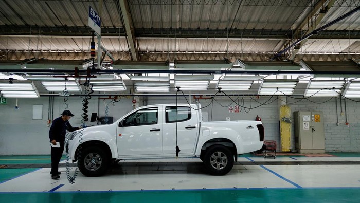 People work on one of the production lines at the General Motors' GM.N factory in Ecuador, which will stop production amid pressure from competitors but still sell vehicles in the country, in Quito, Ecuador September 2, 2024. REUTERS/Karen Toro