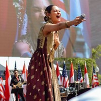 Wastra Indonesia ini tampil lebih modern dan universal berkat rancangan yang simple, siluet A-line dan detail leher tinggi. Foto: Instagram/@andienaisyah