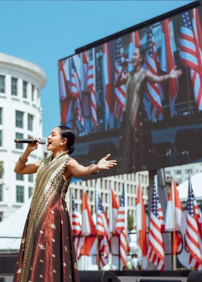 Busana dari Tenun Pandai Sikek, Sumater Barat, ini berwarna merah marun dengan bordiran benang emas memberi kesan elegan sekaligus mewah. Foto: Instagram/@andienaisyah
