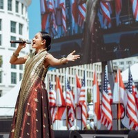 Busana dari Tenun Pandai Sikek, Sumater Barat, ini berwarna merah marun dengan bordiran benang emas memberi kesan elegan sekaligus mewah. Foto: Instagram/@andienaisyah
