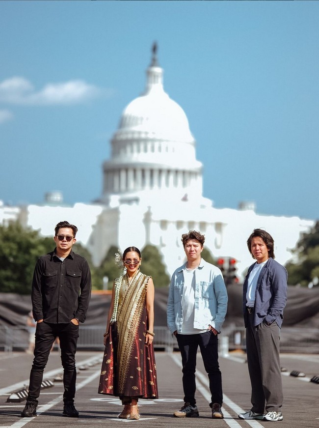 Pelantun lagu ‘Indahnya Dunia’ ini mengenakan gaun berbahan songket dari koleksi Tangan Prive. Foto: Instagram/@andienaisyah