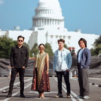 Pelantun lagu ‘Indahnya Dunia’ ini mengenakan gaun berbahan songket dari koleksi Tangan Prive. Foto: Instagram/@andienaisyah