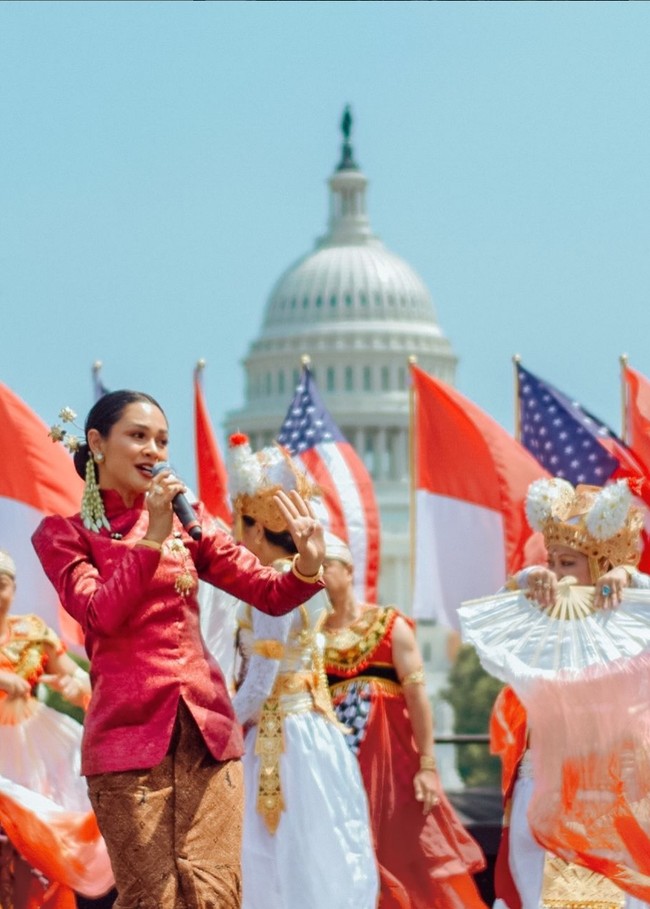 Dalam kesempatan yang sama, Andien berganti busana mengenakan kebaya janggan merah metalik rancangan Didiet Maulana, desainer Svarna by IKAT Indonesia. Kebaya dipadukan dengan kain batik khas Solo, memancarkan aura anggun khas wanita Indonesia. Foto: Instagram/@andienaisyah