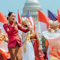 Dalam kesempatan yang sama, Andien berganti busana mengenakan kebaya janggan merah metalik rancangan Didiet Maulana, desainer Svarna by IKAT Indonesia. Kebaya dipadukan dengan kain batik khas Solo, memancarkan aura anggun khas wanita Indonesia. Foto: Instagram/@andienaisyah