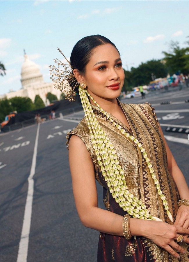 Riasan wajah pun menyesuaikan palet gaun yang bernuansa merah marun. Foto: Instagram/@andienaisyah
