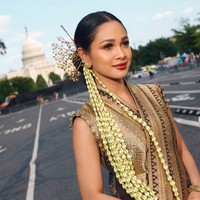 Riasan wajah pun menyesuaikan palet gaun yang bernuansa merah marun. Foto: Instagram/@andienaisyah
