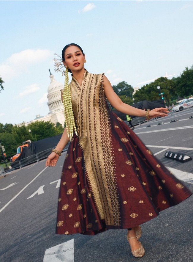 Ibu dua anak ini melengkapi penampilannya dengan sanggul yang dipercantik ronce melati. Foto: Instagram/@andienaisyah