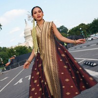 Ibu dua anak ini melengkapi penampilannya dengan sanggul yang dipercantik ronce melati. Foto: Instagram/@andienaisyah