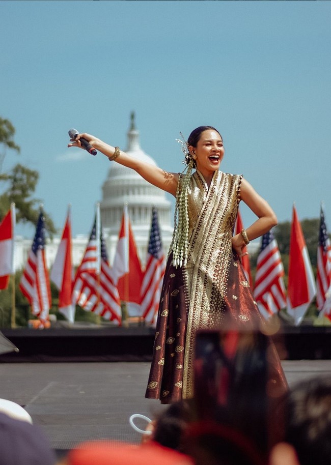 Pekan lalu, Andien Aisyah tampil di hadapan ribuan orang di depan salah satu bangunan paling ikonik dunia, Capitol Hill di Washington, DC, AS. Identitas Indonesia dibawanya lewat wastra Nusantara. Foto: Instagram/@andienaisyah