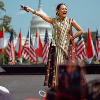 Pekan lalu, Andien Aisyah tampil di hadapan ribuan orang di depan salah satu bangunan paling ikonik dunia, Capitol Hill di Washington, DC, AS. Identitas Indonesia dibawanya lewat wastra Nusantara. Foto: Instagram/@andienaisyah