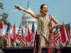 Gaya Etnik Andien Menyanyi di Depan Capitol Hill, AS, Pakai Tentun Pandai Sikek