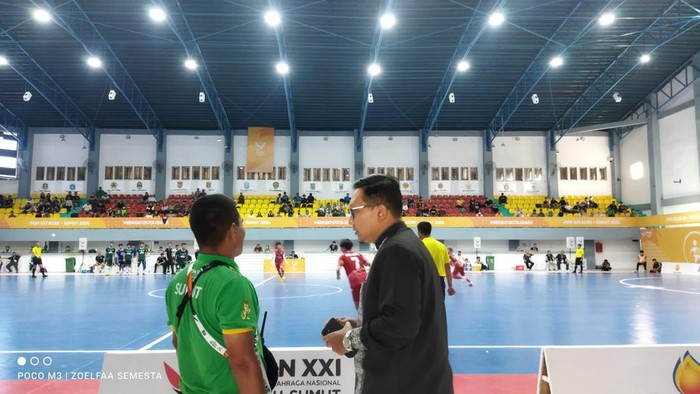 Anggota DPRD Sumut Hendro Susanto saat sidak ke GOR yang jadi venue futsal putra. (Istimewa)