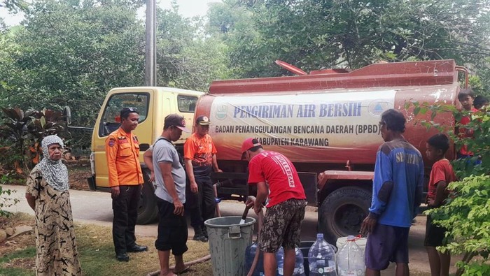 Antrean warga Parungmulya yang terdampak kekeringan, saat mengantre kiriman air dari BPBD Karawang