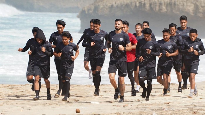Arema FC larihan fisik di pantai saat jeda kompetisi