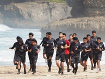 Liga 1: Pemain Arema FC Latihan Fisik di Pantai Saat Jeda Kompetisi