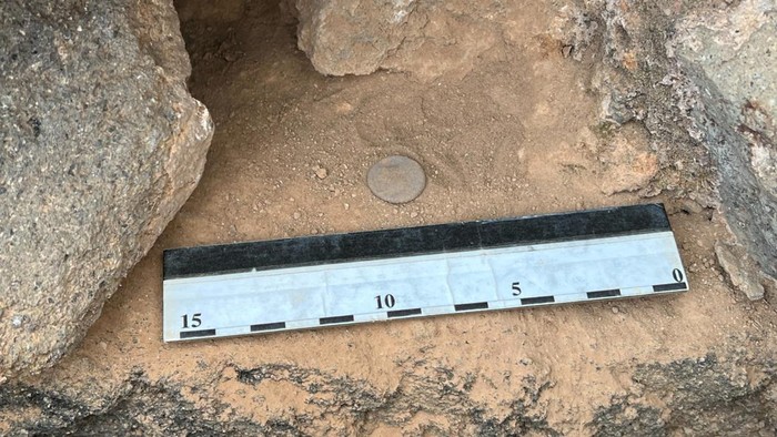 A handout picture shows one of the coins of a treasure of 27 silver Roman coins dated between 94 and 74 BC was discovered on the remote island of Pantelleria, Sicily, Italy September 2, 2024. Ufficio Stampa Regione Sicilia/Handout via REUTERS  ATTENTION EDITORS THIS IMAGE HAS BEEN SUPPLIED BY A THIRD PARTY. NO ARCHIVE. NO RESALE.