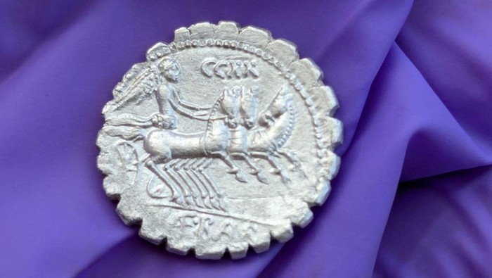 A handout picture shows one of the coins of a treasure of 27 silver Roman coins dated between 94 and 74 BC was discovered on the remote island of Pantelleria, Sicily, Italy September 2, 2024. Ufficio Stampa Regione Sicilia/Handout via REUTERS  ATTENTION EDITORS THIS IMAGE HAS BEEN SUPPLIED BY A THIRD PARTY. NO ARCHIVE. NO RESALE.