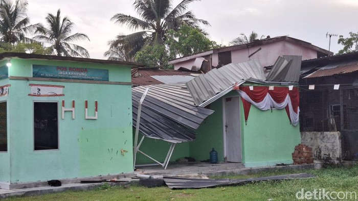 Atap rumah tinggal warga rusak akibat angin kencang.