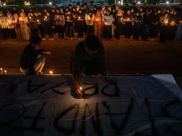 Sejumlah lilin menghiasi poster duka cita atas meninggalnya salah satu mahasiswi Program Pendidikan Dokter Spesialis (PPDS) Anestesi berinisial ARL (30) dengan dugaan perundungan saat aksi lilin sebagai simbol berkabung Badan Eksekutif Mahasiswa (BEM) Fakultas Kedokteran (FK) Universitas Diponegoro (UNDIP) di Lapangan Widya Puraya UNDIP, Tembalang, Semarang, Jawa Tengah, Senin (2/9/2024). Aksi tersebut sebagai dukungan kepada pihak terkait dalam menyelesaikan kasus yang tengah terjadi di PPDS FK UNDIP berasaskan keadilan tanpa menyudutkan salah satu pihak, doa dan solidaritas kepada keluarga ARL, serta dukungan moril kepada Dekan FK UNDIP Yan Wisnu Prajoko selaku Dokter Spesialis Bedah dengan Subspesialis Bedah Onkologi dan dosen pendidikan dokter spesialis-subpesialis yang aktifitas klinisnya diberhentikan sementara di RSUP Kariadi Semarang. ANTARA FOTO/Aji Styawan/foc.