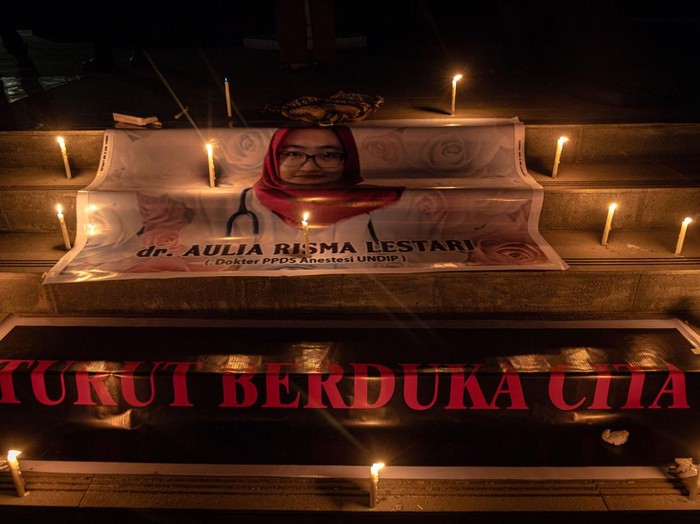 Sejumlah lilin menghiasi poster duka cita atas meninggalnya salah satu mahasiswi Program Pendidikan Dokter Spesialis (PPDS) Anestesi berinisial ARL (30) dengan dugaan perundungan saat aksi lilin sebagai simbol berkabung Badan Eksekutif Mahasiswa (BEM) Fakultas Kedokteran (FK) Universitas Diponegoro (UNDIP) di Lapangan Widya Puraya UNDIP, Tembalang, Semarang, Jawa Tengah, Senin (2/9/2024). Aksi tersebut sebagai dukungan kepada pihak terkait dalam menyelesaikan kasus yang tengah terjadi di PPDS FK UNDIP berasaskan keadilan tanpa menyudutkan salah satu pihak, doa dan solidaritas kepada keluarga ARL, serta dukungan moril kepada Dekan FK UNDIP Yan Wisnu Prajoko selaku Dokter Spesialis Bedah dengan Subspesialis Bedah Onkologi dan dosen pendidikan dokter spesialis-subpesialis yang aktifitas klinisnya diberhentikan sementara di RSUP Kariadi Semarang. ANTARA FOTO/Aji Styawan/foc.