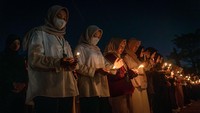 Sejumlah mahasiswa yang tergabung dalam Badan Eksekutif Mahasiswa (BEM) Fakultas Kedokteran (FK) Universitas Diponegoro (UNDIP) menyalakan lilin bersama di Lapangan Widya Puraya UNDIP, Tembalang, Semarang, Jawa Tengah, Senin (2/9/2024) malam.