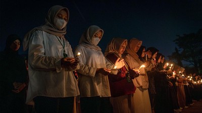 Nyalakan Lilin, BEM Berkabung Atas Meninggalnya Dokter PPDS Undip