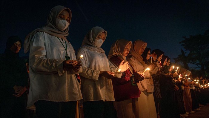 Sejumlah lilin menghiasi poster duka cita atas meninggalnya salah satu mahasiswi Program Pendidikan Dokter Spesialis (PPDS) Anestesi berinisial ARL (30) dengan dugaan perundungan saat aksi lilin sebagai simbol berkabung Badan Eksekutif Mahasiswa (BEM) Fakultas Kedokteran (FK) Universitas Diponegoro (UNDIP) di Lapangan Widya Puraya UNDIP, Tembalang, Semarang, Jawa Tengah, Senin (2/9/2024). Aksi tersebut sebagai dukungan kepada pihak terkait dalam menyelesaikan kasus yang tengah terjadi di PPDS FK UNDIP berasaskan keadilan tanpa menyudutkan salah satu pihak, doa dan solidaritas kepada keluarga ARL, serta dukungan moril kepada Dekan FK UNDIP Yan Wisnu Prajoko selaku Dokter Spesialis Bedah dengan Subspesialis Bedah Onkologi dan dosen pendidikan dokter spesialis-subpesialis yang aktifitas klinisnya diberhentikan sementara di RSUP Kariadi Semarang. ANTARA FOTO/Aji Styawan/foc.