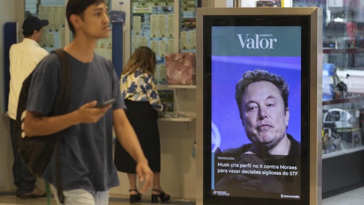 An ad by Valor media shows a photo of Elon Musk at a shopping center in Brasilia, Brazil, Monday, Sept. 2, 2024. The sign reads in Portuguese: 