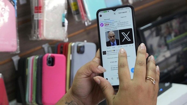 Brasil Resmi Blokir Aplikasi X An ad by Valor media shows a photo of Elon Musk at a shopping center in Brasilia, Brazil, Monday, Sept. 2, 2024. The sign reads in Portuguese: