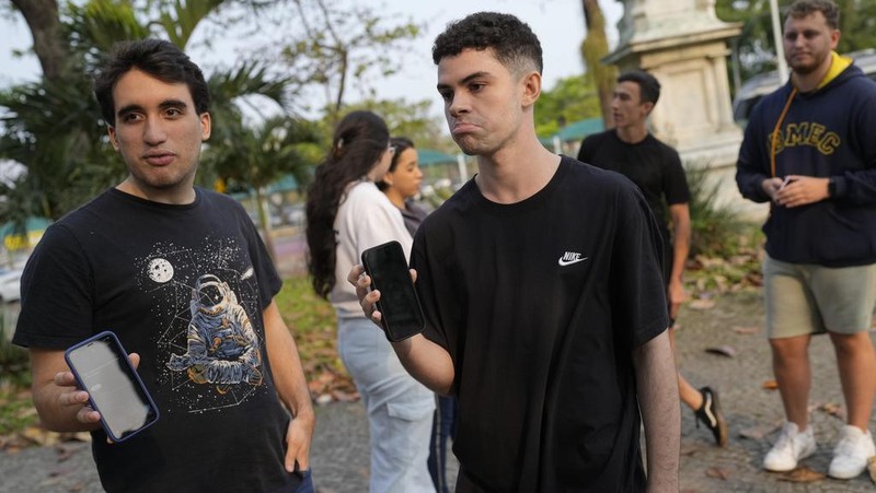 University students show their phone screens after social media platform X was blocked nationwide, in Rio de Janeiro, Monday, Sept. 2, 2024. (AP Photo/Silvia Izquierdo)