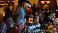 Pramusaji menyajikan makanan kepada Menteri Perencanaan Kamboja Bin Troachhey dalam cultural event HLF MSP 2024 di Nusa Dua.