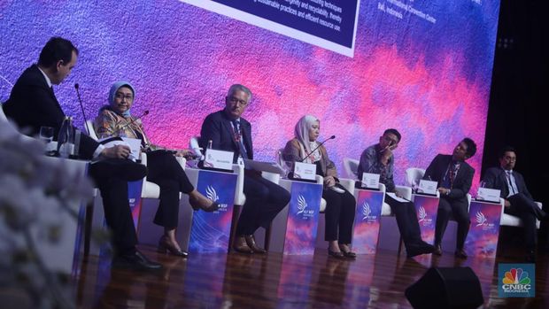 Deputi Bidang Kemaritiman dan Sumber Daya Alam Kementerian Kementerian PPN/Bapenas, Vivi Yulaswati saat sesi panel diskusi dalam acara High-Level Forum on Multi-Stakeholder Partnerships (HLF-MSP) 2024 di Bali International Convention Center (BICC), Nusa Dua, Bali, Selasa (3/9/2024). (CNBC Indonesia/Faisal Rahman)