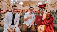 Selamat ya, Dinar Candy. Semoga ilmunya bermanfaat bagi orang banyak. Foto: instagram Dinar Candy