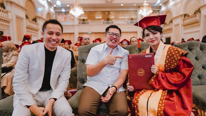 Dinar Candy Dinar Candy saat wisuda S1