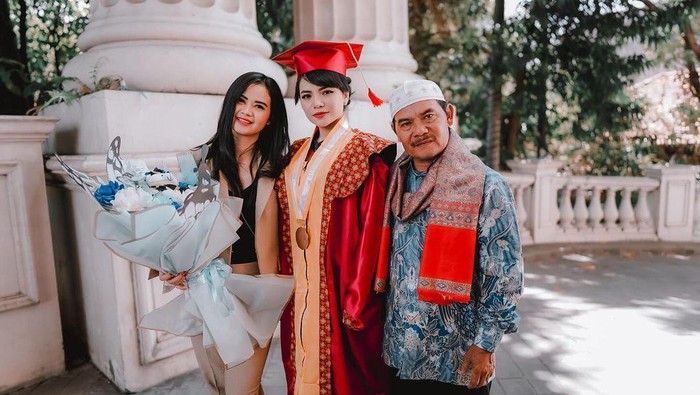 Dinar Candy saat wisuda S1