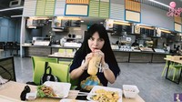 Pertama-tama milk tea khas Kamboja dicicipinya. Minuman manis dan dingin ini menyegarkan tenggorokannya yang kepanasan usai berkeliling kota. Foto: YouTube/Dinar Candy