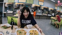 Di sela-sela kesibukannya, Dinar Candy juga senang pergi kulineran. Negara Kamboja sampai dijamahnya untuk mencicipi hidangan yang berbeda dengan makanan Indonesia. Foto: YouTube/Dinar Candy