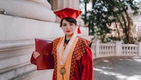Dinar Candy diketahui berhasil menyelesai kuliahnya dan menyandang gelar sarjana bisnis manajemen di STIE IBMT Surabaya. Foto: instagram Dinar Candy