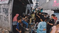 Berawal dari hanya beberapa anak, Dinar Candy berhasil mengajak lebih banyak orang menikmati bakso yang enak. Sampai-sampai warga sekitar rela mengantre demi bakso gratis itu. Foto: YouTube/Dinar Candy