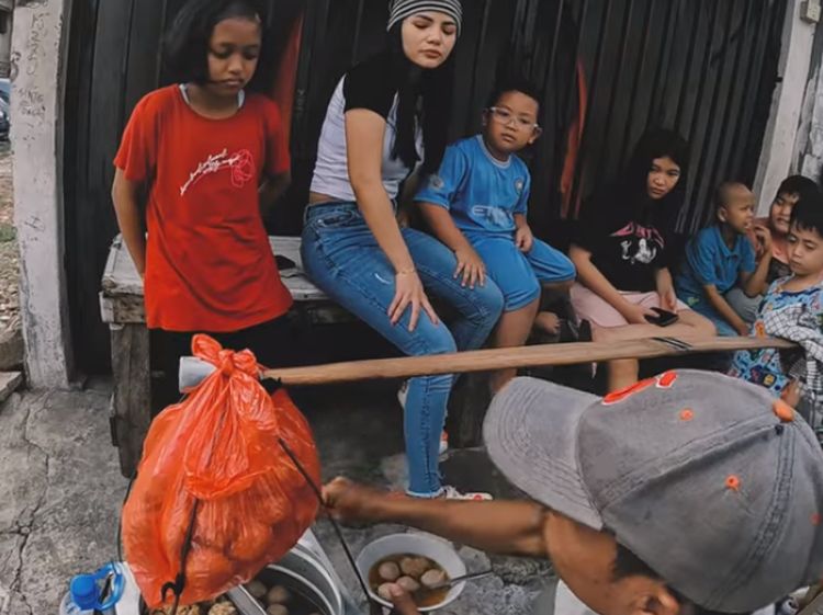 Dinar Candy Traktir Penghuni Rumah Singgah dan Kulineran ke Kamboja