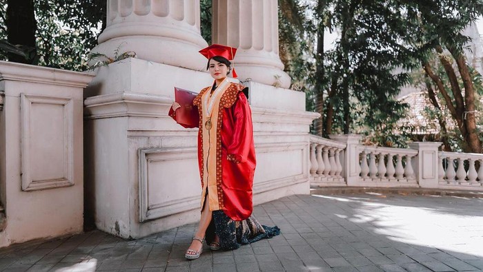 Dinar Candy Dinar Candy saat wisuda S1