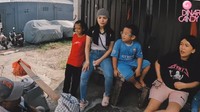 Seorang penjual bakso keliling dipanggilnya untuk diborong. Bakso-bakso tersebut kemudian dibagikan kepada penghuni rumah singgah dan orang-orang sekitarnya. Foto: YouTube/Dinar Candy