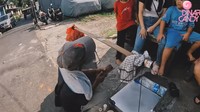 Walaupun terkenal, Dinar Candy seringkali merakyat. Ia sempat membagikan momen ketika makan bersama penghuni rumah singgah. Foto: YouTube/Dinar Candy