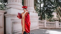 Pencapaiannya ini konon akan menjadi titik balik untuk memperbaiki diri. DJ cantik yang memiliki hubungan spesial dengan Koh Apex ini resmi lulus dari STIE IBMT Surabaya. Foto: YouTube/Dinar Candy
