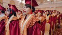 Dinar Candy menambah panjang deretan artis yang menyandang gelar sarjana. Ia berhasil menyelesaikan pendidikan strata-1 dan resmi menjadi sarjana. Foto: YouTube/Dinar Candy