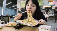 Menu selanjutnya yang dipesan ada mie dengan topping sayuran yang berlimpah. Lagi-lagi ia kurang puas karena rasa makanan khas Kamboja konon tak cocok dengan lidahnya. Foto: YouTube/Dinar Candy