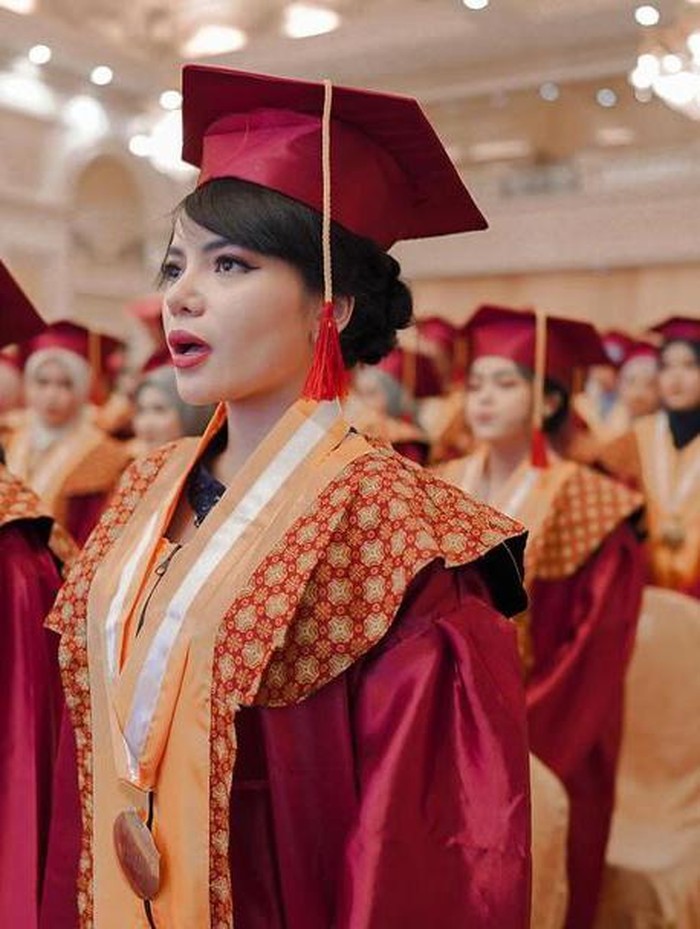 Dinar Candy Dinar Candy saat wisuda S1