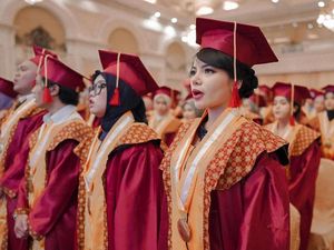 Dinar Candy Jadi Sarjana, Mau Lebih Berpendidikan Gak Ugal-ugalan Lagi