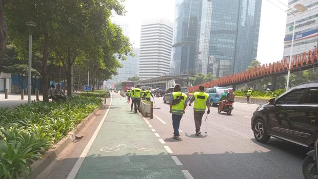 Ditlantas Polda Metro Jaya beserta komunitas sapu bersih (saber) ranjau paku menyisir rute yang akan dilewati Pemimpin Gereja Katolik Dunia Paus Fransiskus. (dok Istimewa)