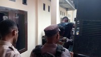 Kasatgas Humas Ops Damai Cartenz-2024, Kombes Bayu Suseno mengatakan korban mengalami luka tembak pada bagian betis. Korban awalnya dievakuasi ke RSUD Pratama Dogiyai lalu dirujuk ke RSUD Paniai.